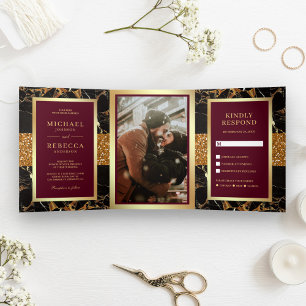 Invitación Tríptica Boda de Mármol Negro con Brillo Dorado y Rojo Burd