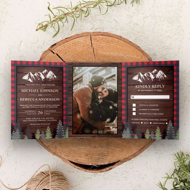 Invitación Tríptica Boda de montaña de plaid rojo de madera rústica (Subido por el creador)