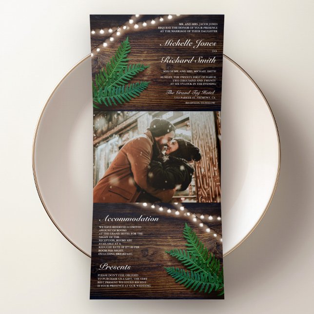 Invitación Tríptica Boda de Rústica Wood Fern Greenery String Lights (Subido por el creador)