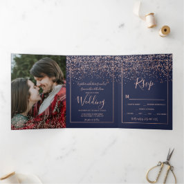 Invitación Tríptica boda de tipografía azul marino de confetti dorado