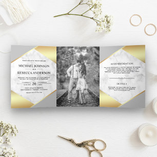 Invitación Tríptica Boda Foto Mármol Blanco Geométrico con Hojas de Or
