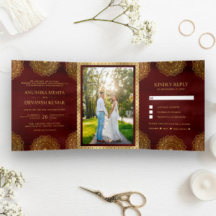 Invitación Tríptica Boda India Mandala Asiática de Rojo Borgoña y Dora