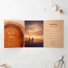 Invitación Tríptica Boda moderna con arco quemado rústico naranja Foto