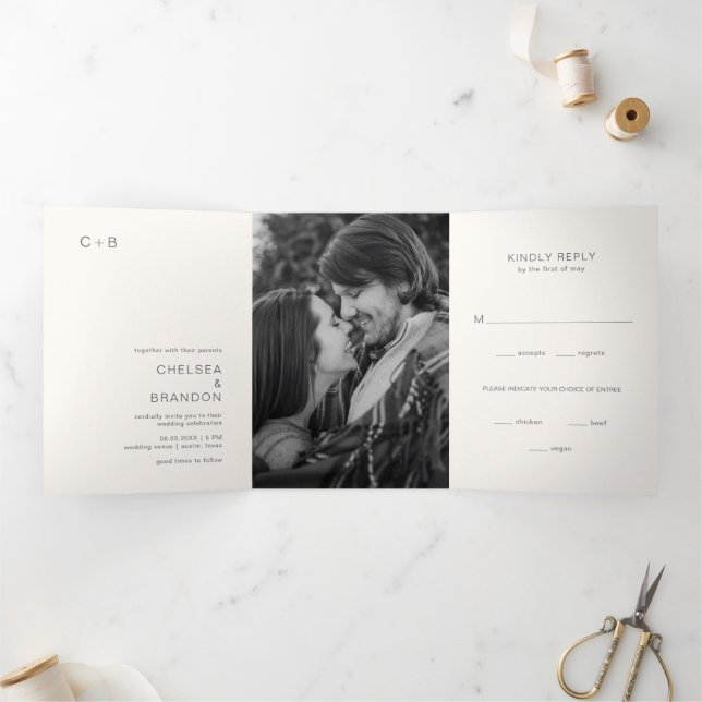 Invitación Tríptica Boda Moderna con Fotografía de Monograma Neutral (Interior)