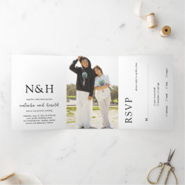 Invitación Tríptica Boda Moderna Monograma Negrita en Blanco y Negro