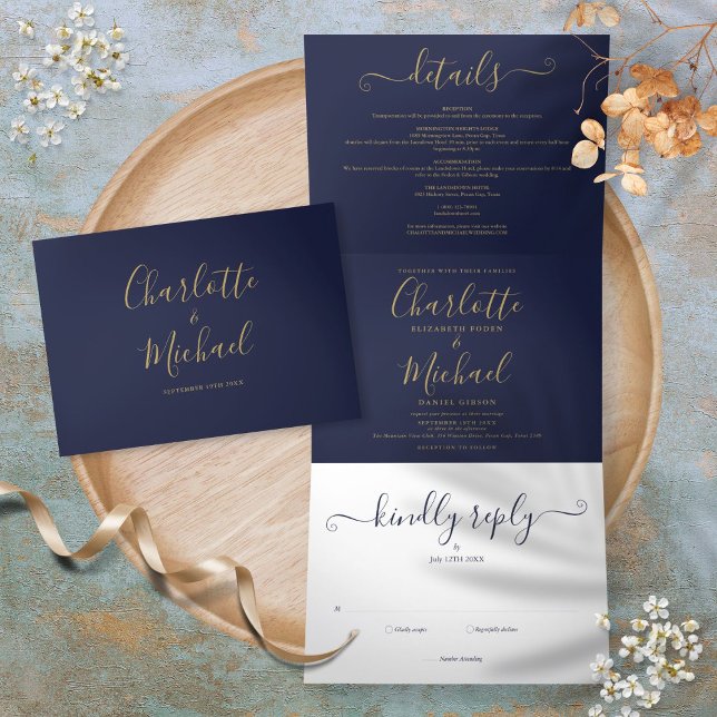 Invitación Tríptica Boda Monograma De Guión Azul Y Oro De La Marina (Navy Blue And Gold Script Monogram Wedding Tri-Fold Invitation)