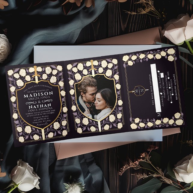 Invitación Tríptica Boda Monograma de Sword & Shield Fantasy Medieval (Subido por el creador)