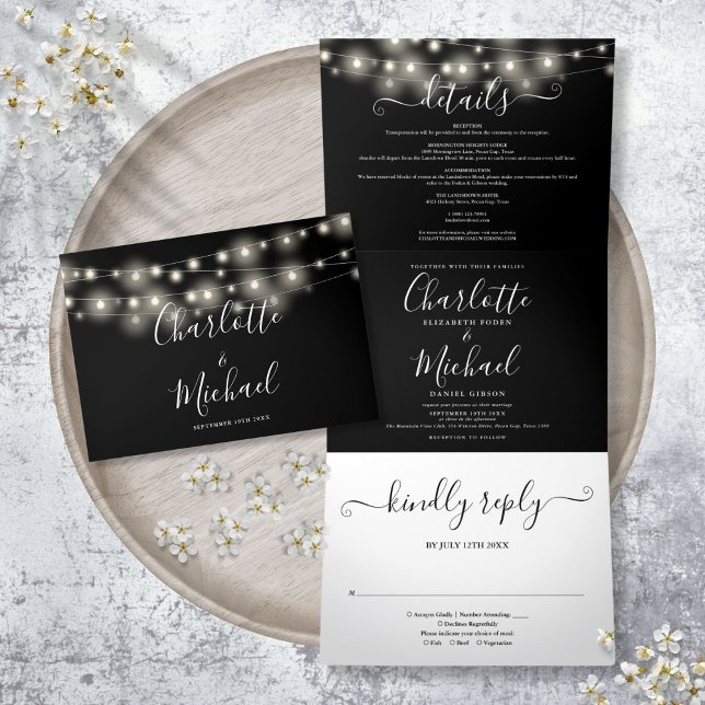 Invitación Tríptica Boda Monograma del guión de las luces de la cadena (Black White String Lights Script Monogram Wedding Tri-Fold Invitation)
