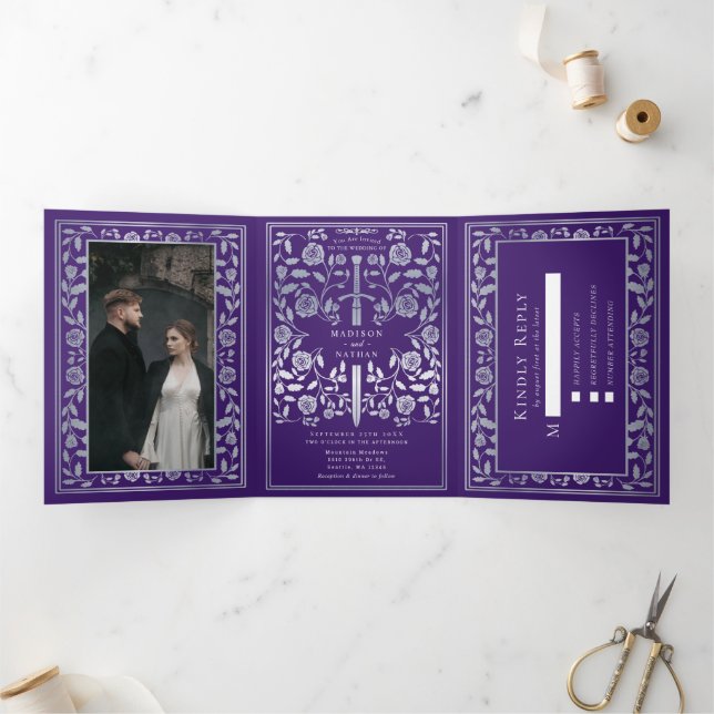 Invitación Tríptica Boda Real de Espada Medieval Púrpura y Plata (Interior)