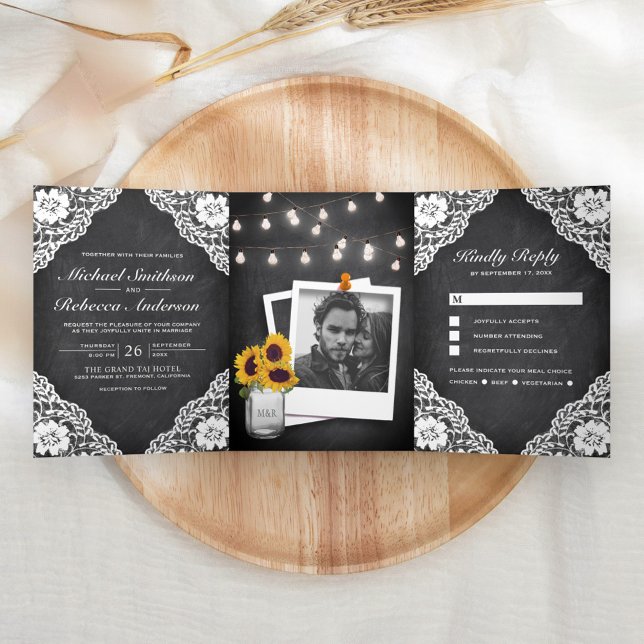 Invitación Tríptica Boda Rústico Black Chalkboard Lace String Lights (Subido por el creador)
