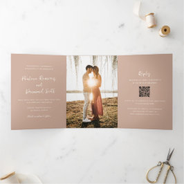Invitación Tríptica Boda simple con código QR moderno tierra neutral