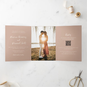 Invitación Tríptica Boda simple con código QR moderno tierra neutral