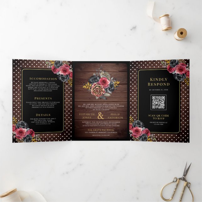 Invitación Tríptica Burgundy Black Floral Roses Rustic Wood Wedding (Interior)