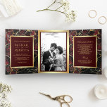 Invitación Tríptica Burgundy Red Marble Faux Relieve metalizado dorado<br><div class="desc">Invite a sus huéspedes con esta elegante invitación a la boda, que presenta un bonito diseño de mármol rojo burdeos con falsos bordes de Relieve metalizado dorado. Simplemente agregue los detalles de su evento en esta plantilla fácil de usar y adorne esta tarjeta con sus fotos favoritas para convertirla en...</div>