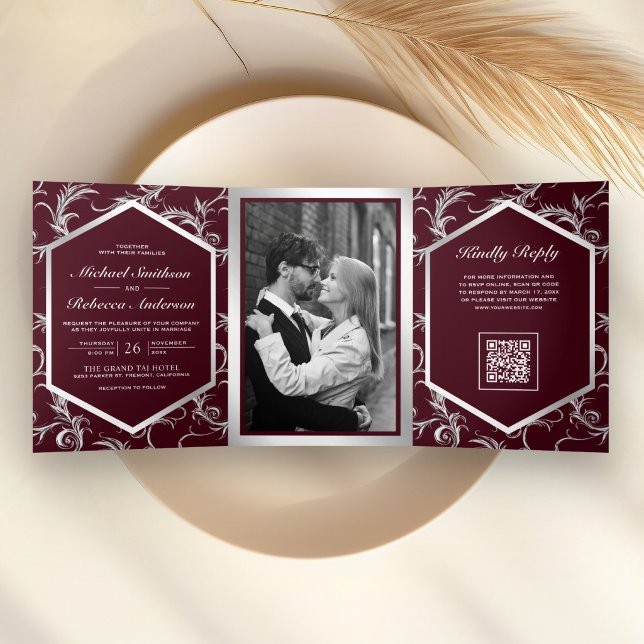 Invitación Tríptica Código QR de boda con floritura plateada de Borgoñ (Subido por el creador)