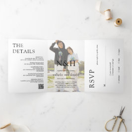 Invitación Tríptica Código QR de foto de monograma audaz boda moderna