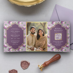 Invitación Tríptica Código QR de Patrón Floral Púrpura Boda India