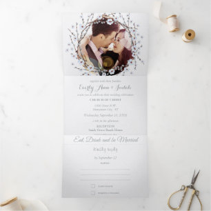 Invitación Tríptica Corona de boda floral azul de ramita de sauce