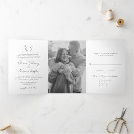 Invitación Tríptica Corona de monograma clásico Cresta Boda elegante