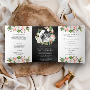 Invitación Tríptica Corona floral de magnolia rosa Blush para boda neg