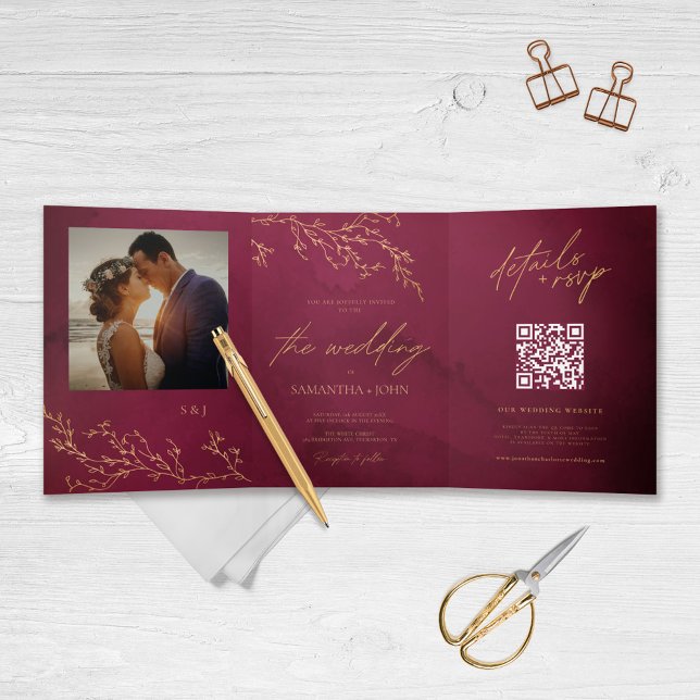 Invitación Tríptica Crimson Red y Gold Botanical Elegant Wedding (Subido por el creador)