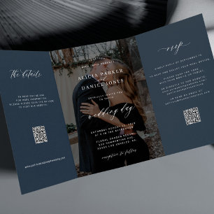 Invitación Tríptica Detalles de boda RSVP en azul marino con código QR