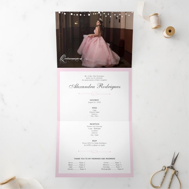 Invitación Tríptica Dos siluetas rosadas con la luna Quinceanera (Interior)