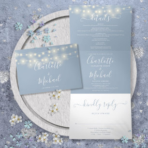 Invitación Tríptica Duste Blue String Lights Script Monograma Boda