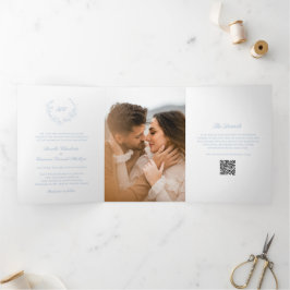 Invitación Tríptica Dusty Blue Wreath Monograma QR Código Boda Elegant