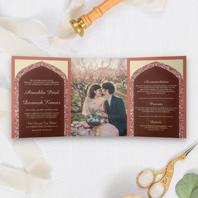 Invitación Tríptica Dusty Coral Rosa Purpurina de oro Boda indio (Subido por el creador)