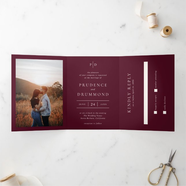 Invitación Tríptica Elegante Boda Clásica de Borgoña Profundo (Interior)