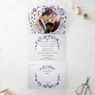 Invitación Tríptica Elegante Boda floral de peones púrpura