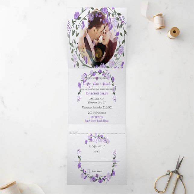 Invitación Tríptica Elegante Boda floral de peones púrpura (Interior)