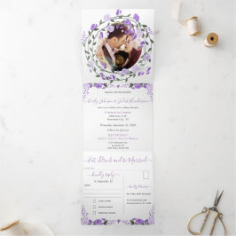 Invitación Tríptica Elegante Boda floral de peones púrpura Tri-Fold In