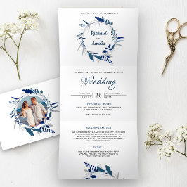 Invitación Tríptica Elegante corona floral azul marino para foto de bo