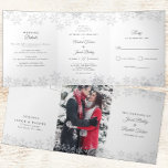 Invitación Tríptica Elegantes copos de nieve Silver y White Winter Wed<br><div class="desc">Este diseño boda todo en uno cuenta con un elegante borde de copos de nieve. Haga clic en el botón personalizar para obtener más flexibilidad en la modificación del texto. En nuestra tienda, zazzle.com/store/doodlelulu, se encuentran disponibles variantes de este diseño, diferentes tipos de papel y productos de coordinación. Contáctenos si...</div>