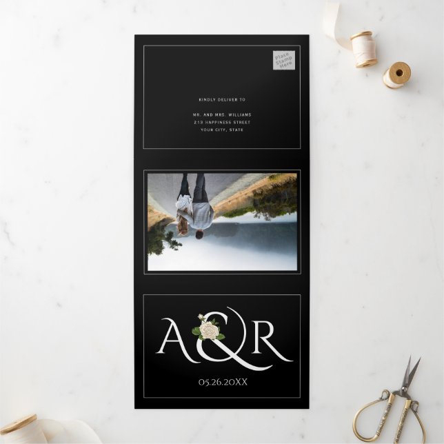 Invitación Tríptica Elegantes iniciales blancas y boda rosa y ampersan (Exterior)