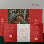 Invitación Tríptica Elegantes Navidades simple foto boda roja RSVP QR<br><div class="desc">Moderna y simple tipografía minimalista de moda rojo todo en una plantilla triplemente presupuestal de invitación a bodas de invierno con 2 fotos, rsvp en línea y detalles con escaneo de códigos QR en el sitio web que incluye un guión de caligrafía de moda de moda y superposición de fotos...</div>