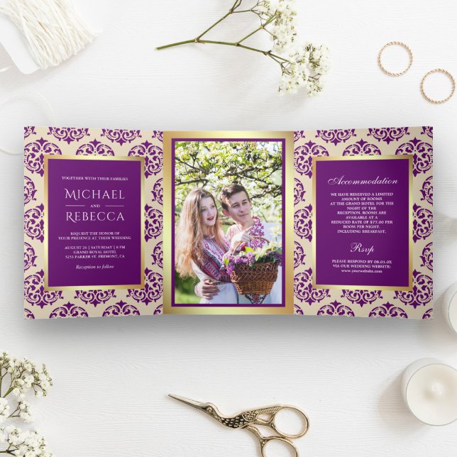 Invitación Tríptica Faux Relieve metalizado dorado Purple Damask Weddi (Subido por el creador)