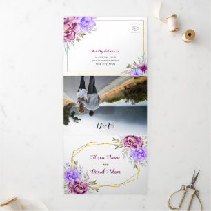 Invitación Tríptica Flores de acuarela púrpura, azul con boda RSVP