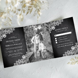 Invitación Tríptica Foto de boda de encaje blanco sobre pizarra negra