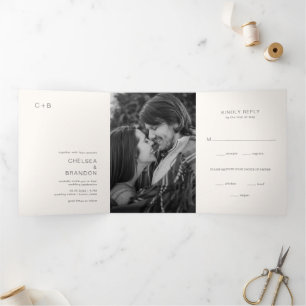 Invitación Tríptica Foto de Boda Moderna con Monograma Neutral