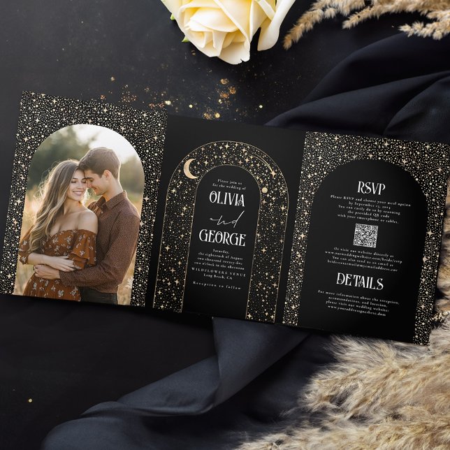 Invitación Tríptica Foto de Boda negro celestial de la Luna y las Estr (Celestial Black Tri Fold Wedding Invitations with Photo)