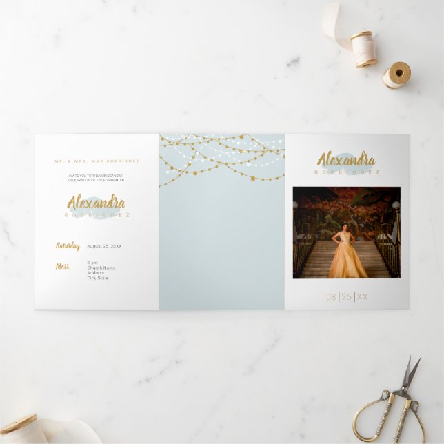 Invitación Tríptica Fotografía azul del Día del Lluvia Quinceanera (Exterior)