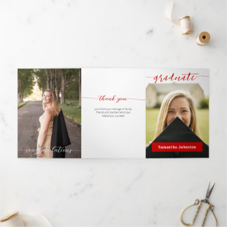 Invitación Tríptica Guión de Graduado Rojo Moderno Tres Fotos
