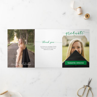 Invitación Tríptica Guión de Graduado Verde Moderno Tres Fotos