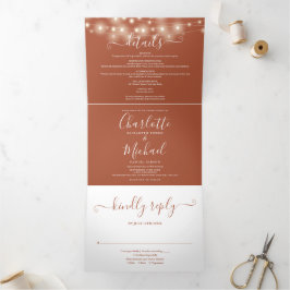 Invitación Tríptica Luces de Cuerda de Terracota Guión Monograma Boda