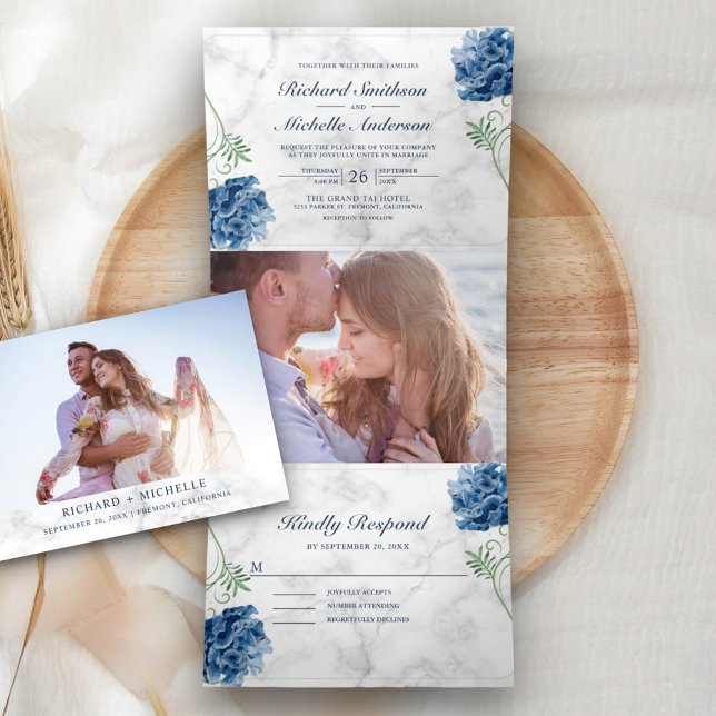 Invitación Tríptica Marble blanco Dusty azul hidrangea Boda floral (Subido por el creador)