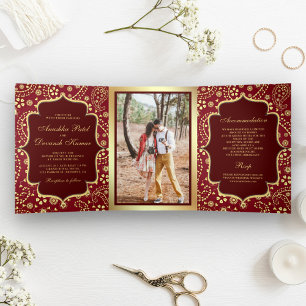 Invitación Tríptica Maroon Gold Paisley estilo Bollywood Boda indio