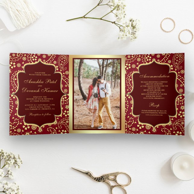 Invitación Tríptica Maroon Gold Paisley estilo Bollywood Boda indio (Subido por el creador)